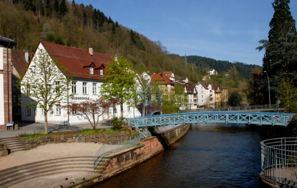 Das Gebäude der Musikschule am Fluss Schiltach