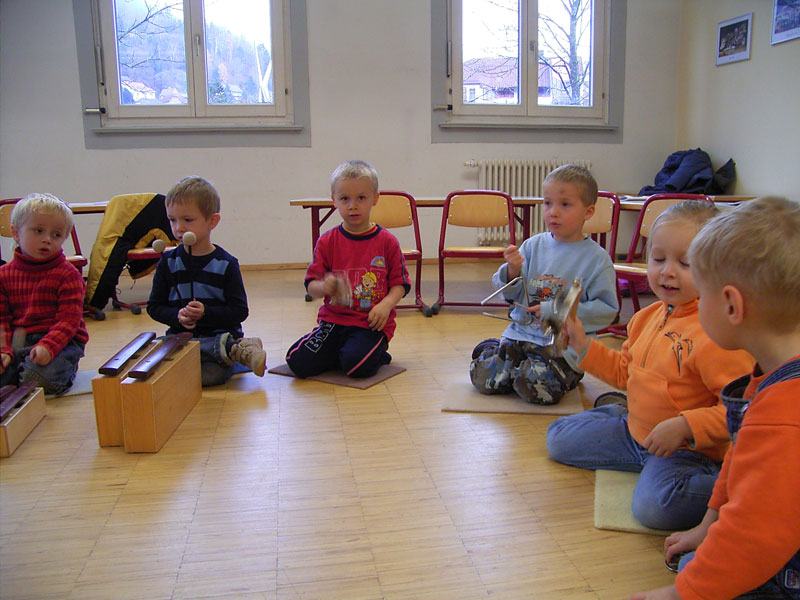 Eine Gruppe von Kindern bei der musikalischen Früherziehung